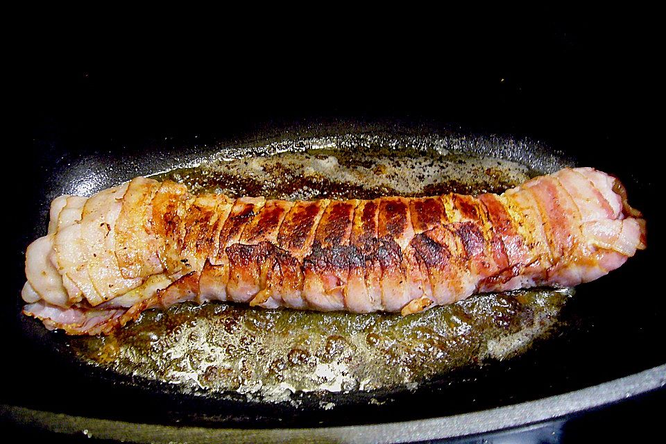 NT-Schweinefilet im Speckmantel mit Champignons und Spätzle