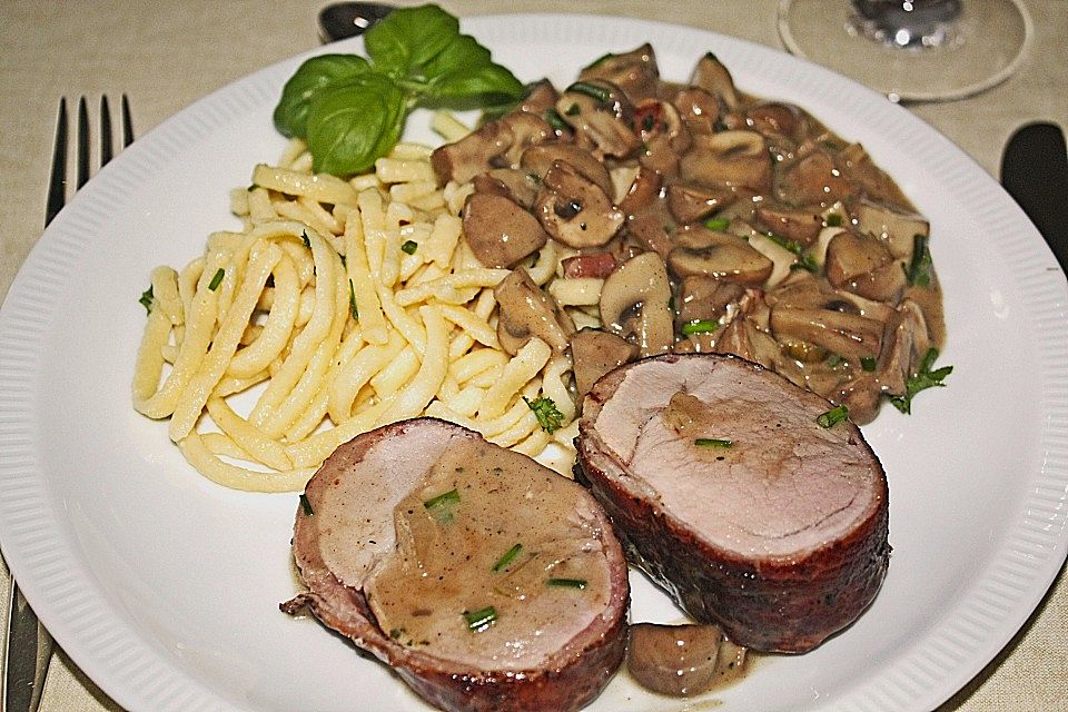 NT-Schweinefilet im Speckmantel mit Champignons und Spätzle