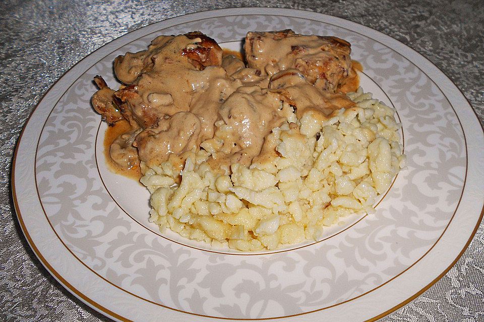 NT-Schweinefilet im Speckmantel mit Champignons und Spätzle