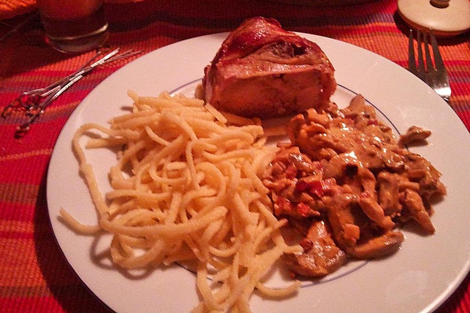 NT-Schweinefilet im Speckmantel mit Champignons und Spätzle