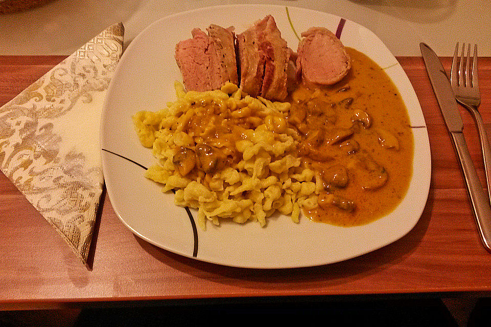 NT-Schweinefilet im Speckmantel mit Champignons und Spätzle