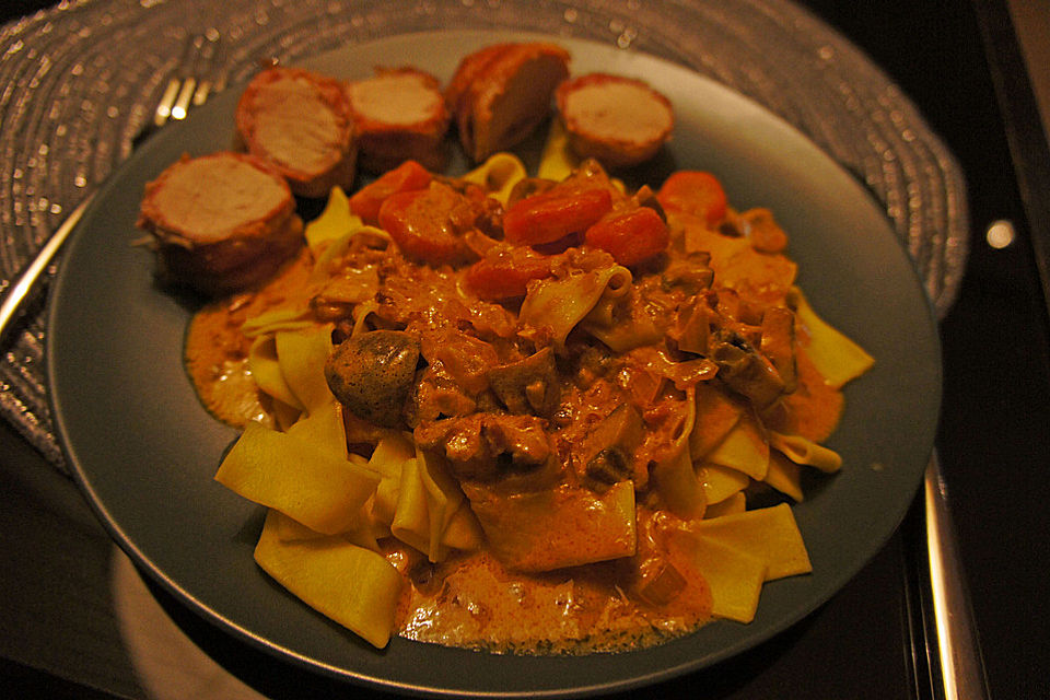 NT-Schweinefilet im Speckmantel mit Champignons und Spätzle