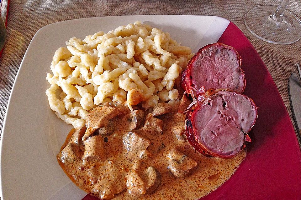 NT-Schweinefilet im Speckmantel mit Champignons und Spätzle