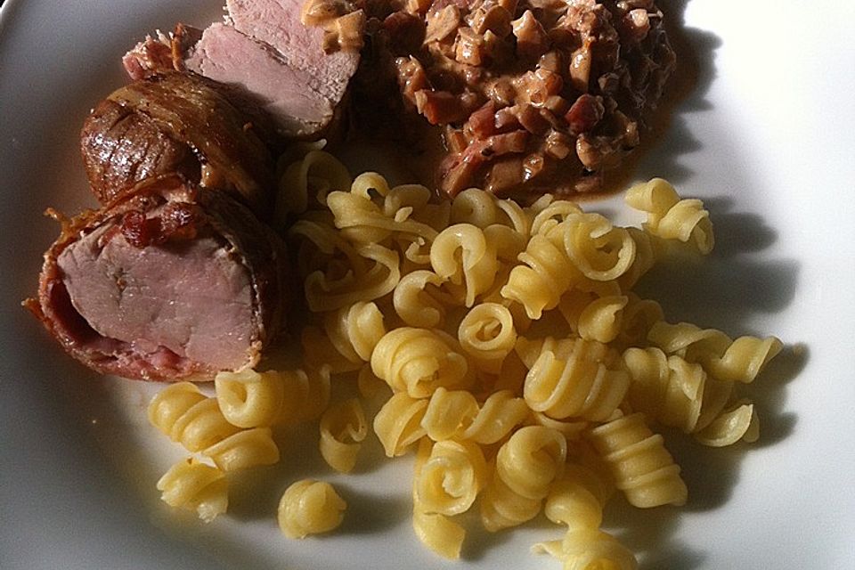 NT-Schweinefilet im Speckmantel mit Champignons und Spätzle