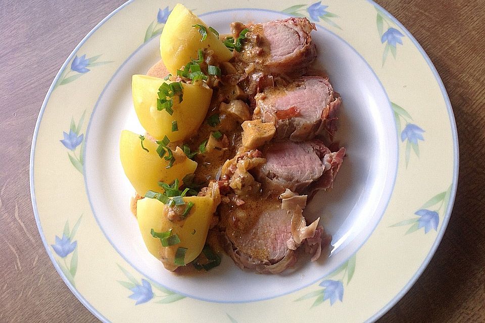 NT-Schweinefilet im Speckmantel mit Champignons und Spätzle