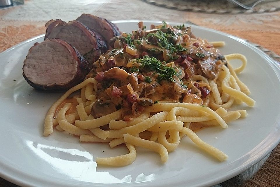 NT-Schweinefilet im Speckmantel mit Champignons und Spätzle