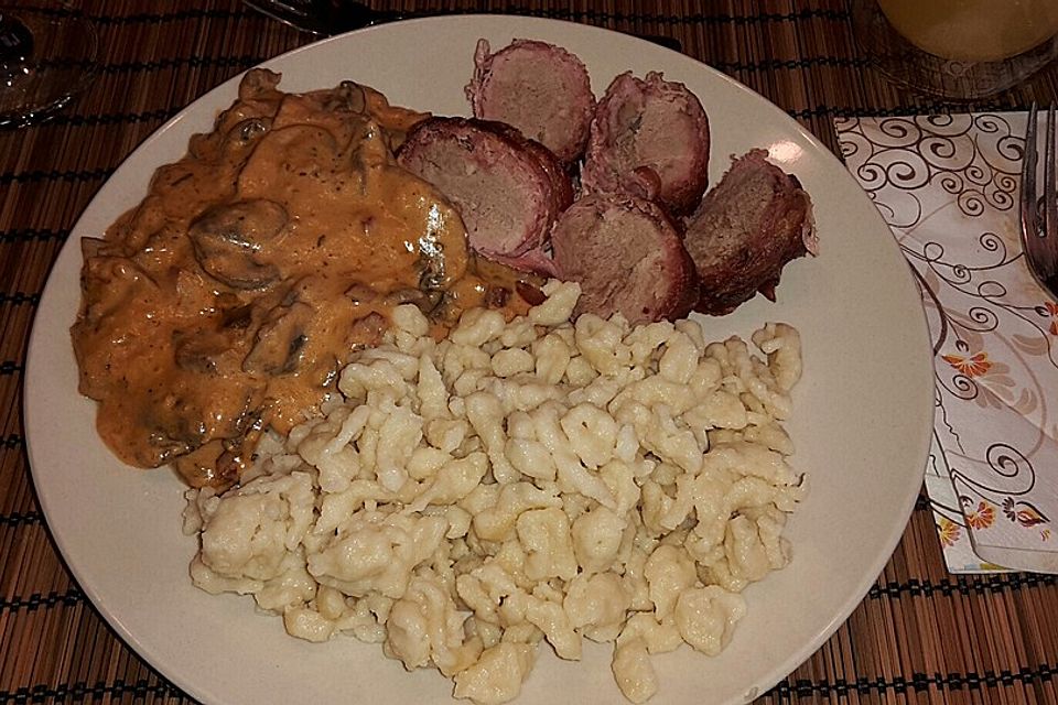 NT-Schweinefilet im Speckmantel mit Champignons und Spätzle