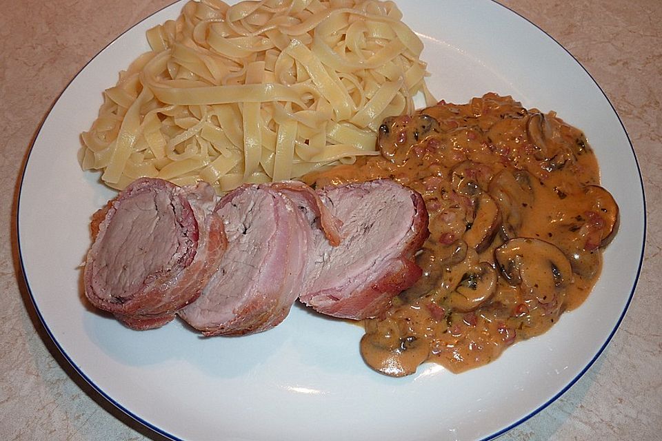 NT-Schweinefilet im Speckmantel mit Champignons und Spätzle