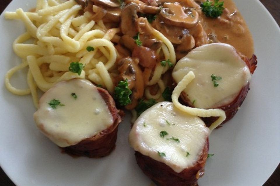 NT-Schweinefilet im Speckmantel mit Champignons und Spätzle