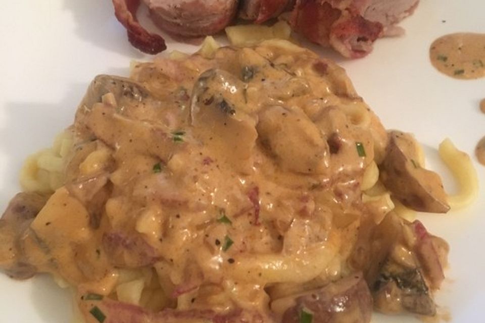 NT-Schweinefilet im Speckmantel mit Champignons und Spätzle