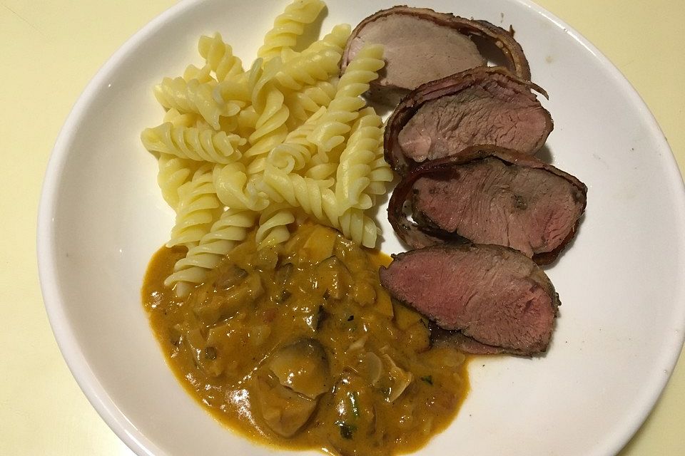 NT-Schweinefilet im Speckmantel mit Champignons und Spätzle