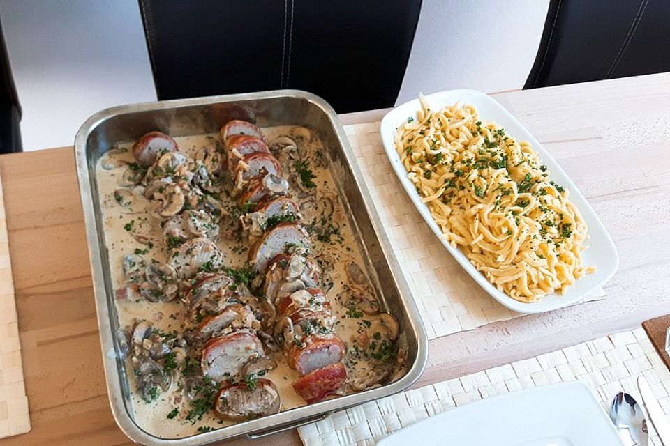 NT-Schweinefilet im Speckmantel mit Champignons und Spätzle