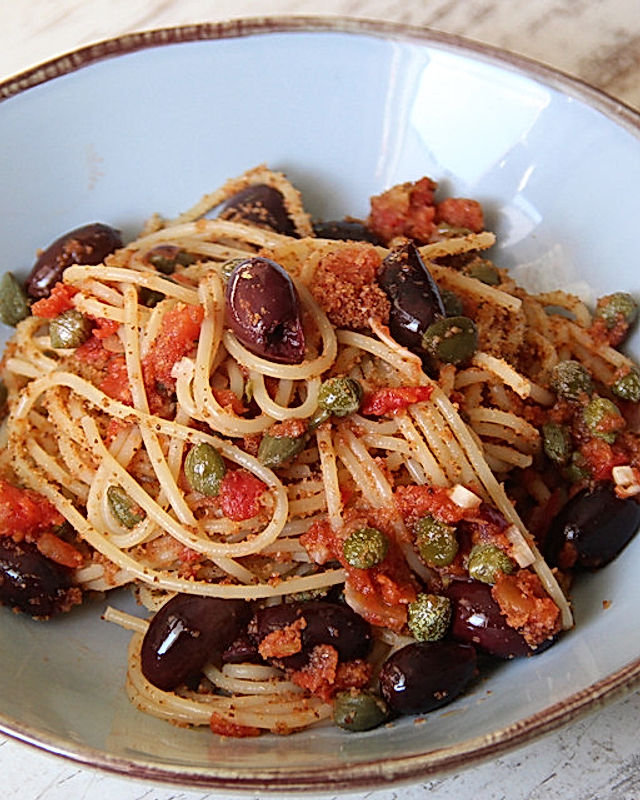 Spaghettini mit Oliven und Kapern