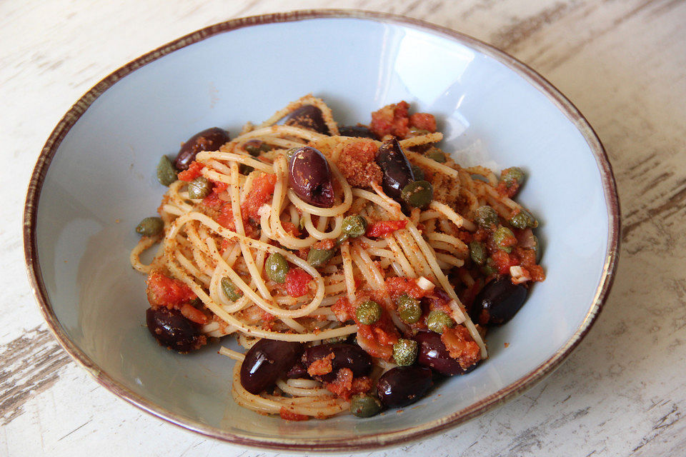 Spaghettini mit Oliven und Kapern