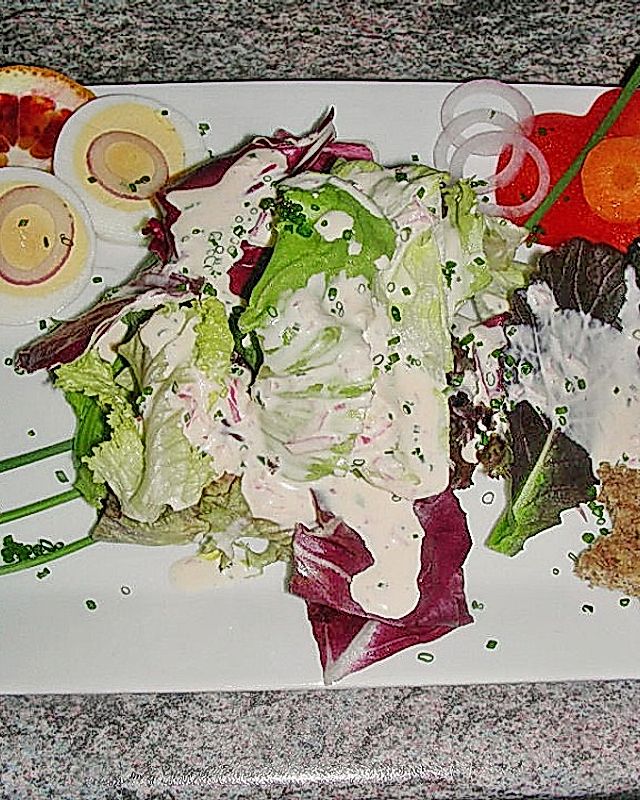 Salatsauce mit einem leichten Blutorangengeschmack für Blattsalate