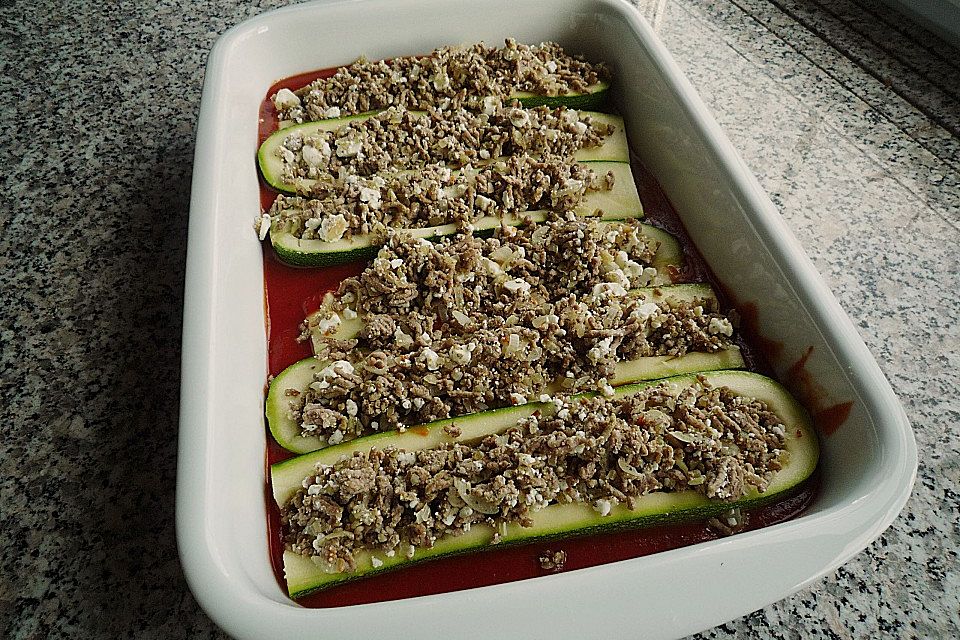 Zucchinischiffchen auf Tomatensee