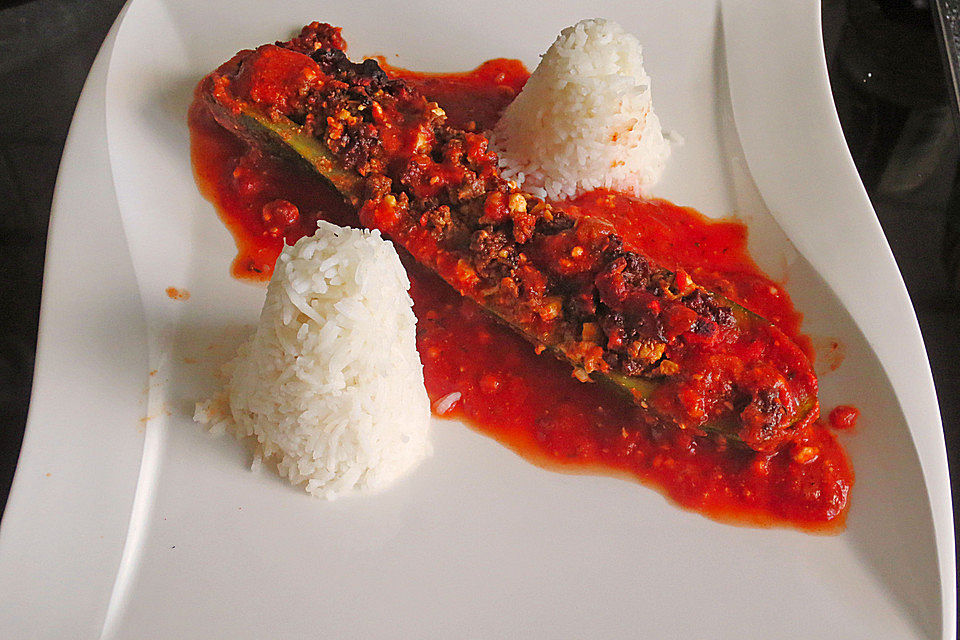 Zucchinischiffchen auf Tomatensee