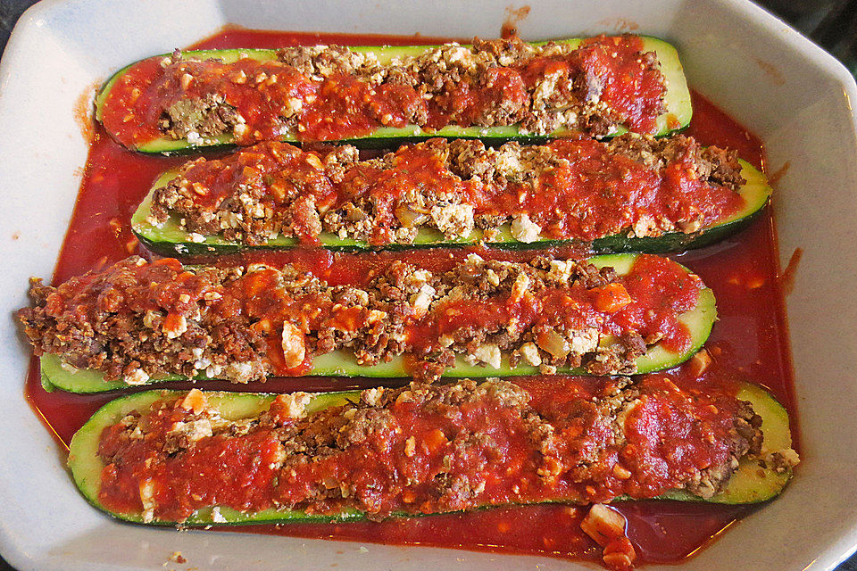 Zucchinischiffchen auf Tomatensee