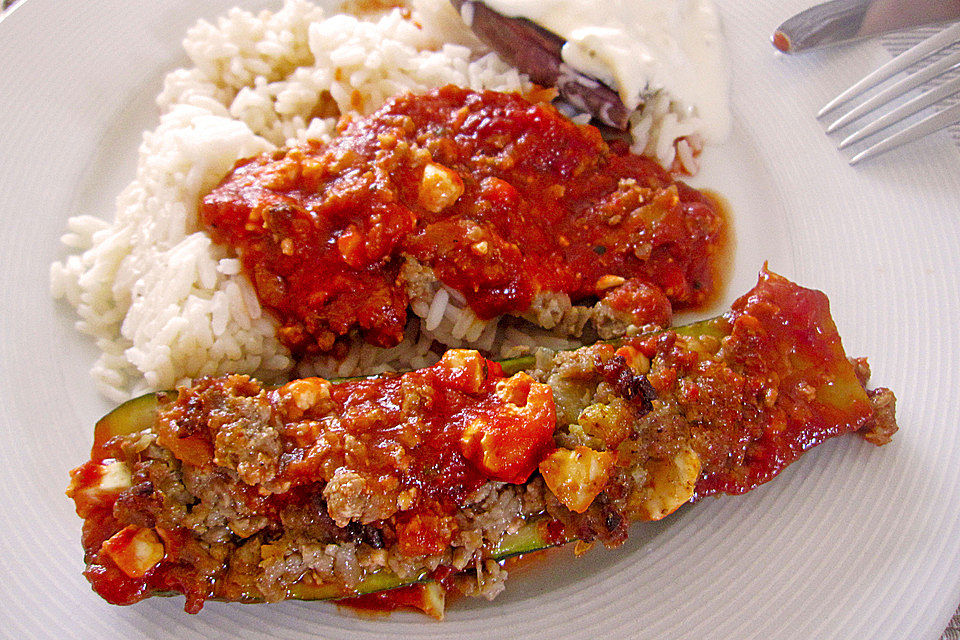 Zucchinischiffchen auf Tomatensee