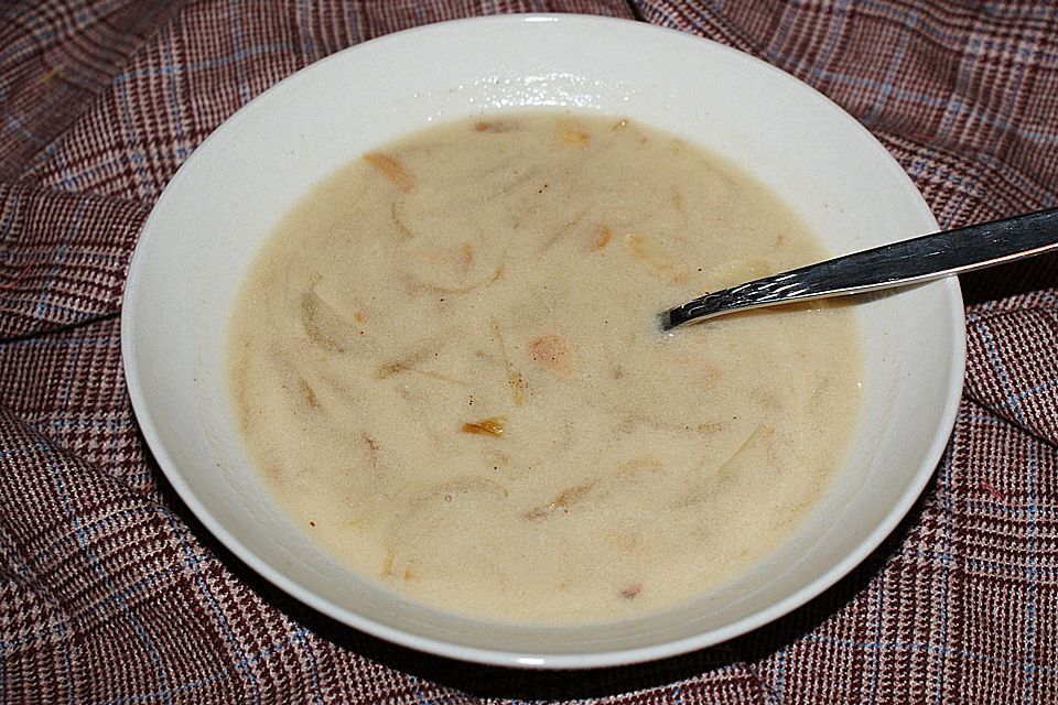 Zwiebelsuppe mit Mandeln