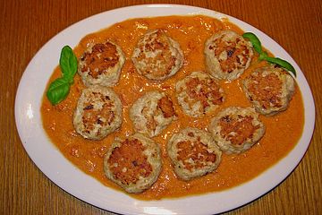 Putenfrikadellen mit Tomaten - Joghurt - Curry - Sauce