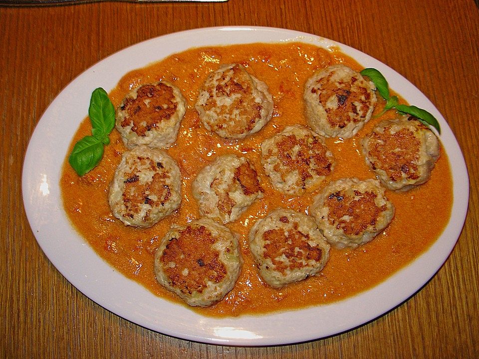Putenfrikadellen mit Tomaten - Joghurt - Curry - Sauce von Repro| Chefkoch