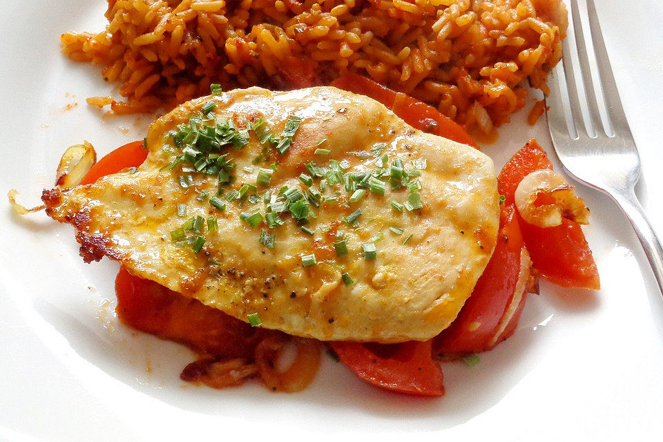 Marinierte Hähnchenbrust auf Tomaten - Zwiebel - Gemüse