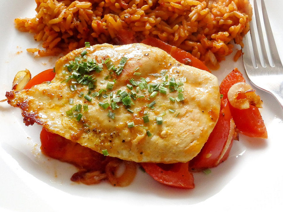 Marinierte Hähnchenbrust auf Tomaten Zwiebel Gemüse von kristinaa Chefkoch