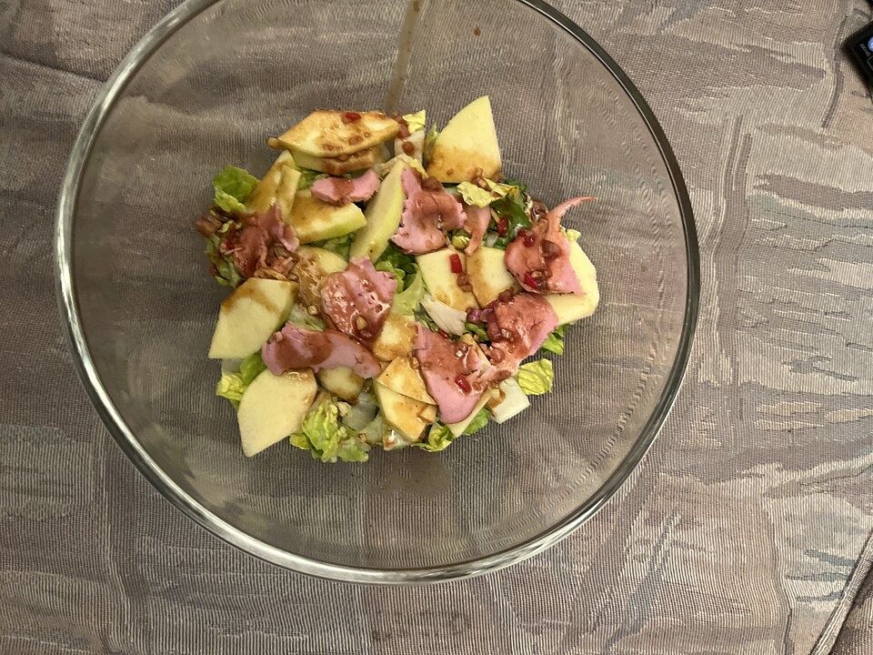 Winterliche Blattsalate mit Apfel und rosa gebratener Entenbrust von ...