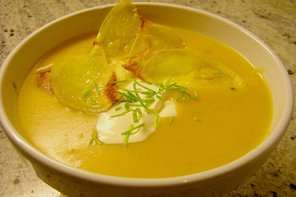 Kartoffelsuppe mit Crème fraîche und Kartoffelchips