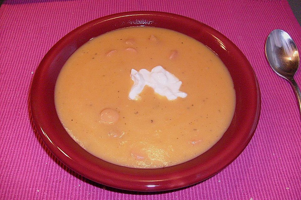 Kartoffelsuppe mit Crème fraîche und Kartoffelchips