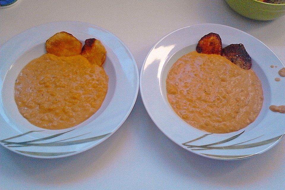 Kartoffelsuppe mit Crème fraîche und Kartoffelchips