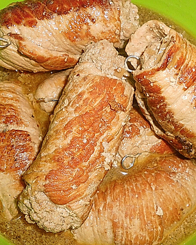 Schweineroulade, gefüllt mit Rinderhack, Schinken und Käse