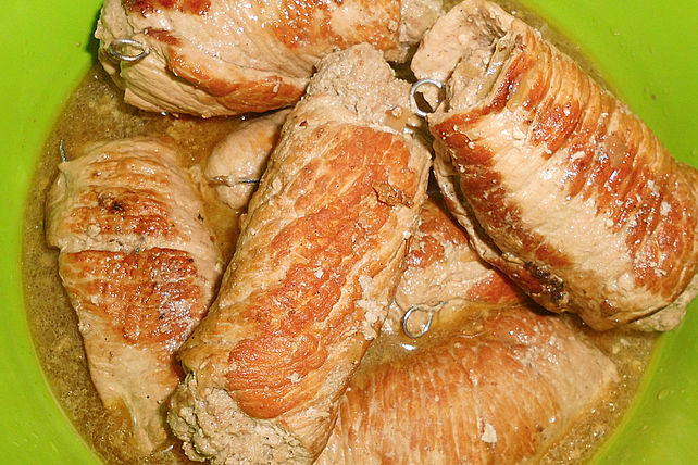 Schweineroulade, gefüllt mit Rinderhack, Schinken und Käse von ...