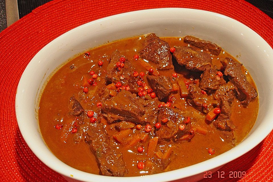 Hirschgulasch mit Schokolade und Chili