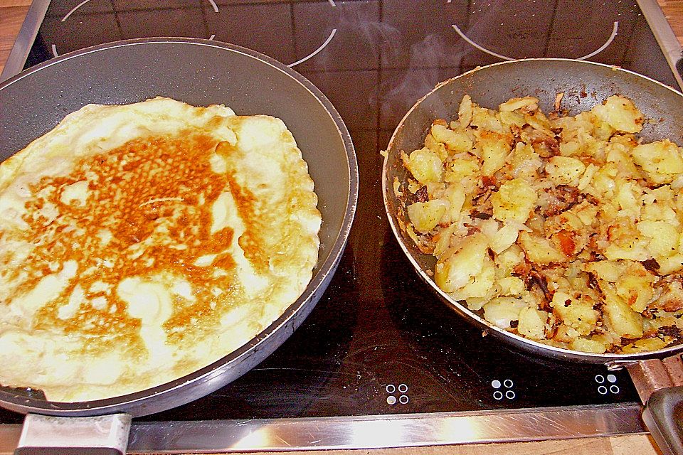 Pfannkuchen mit Bratkartoffeln gefüllt