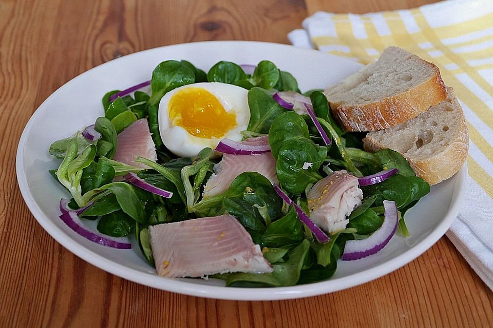 Feldsalat mit Ei und Forellenfilet