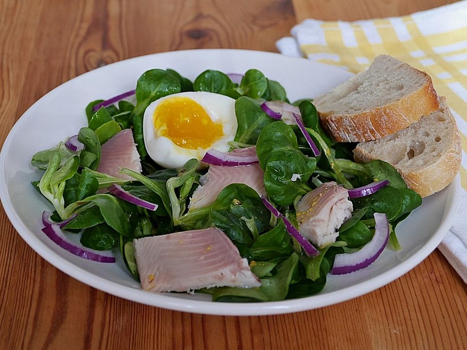 Feldsalat mit Ei und Forellenfilet - Kochen Gut | kochengut.de
