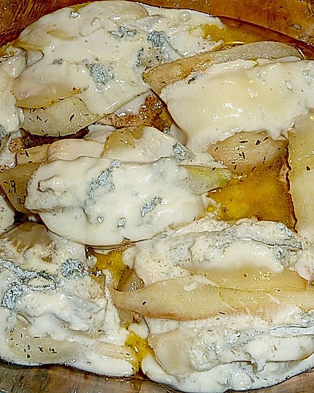 Schweinerückensteaks mit karamellisierter Birne und geschmolzenem Gorgonzola
