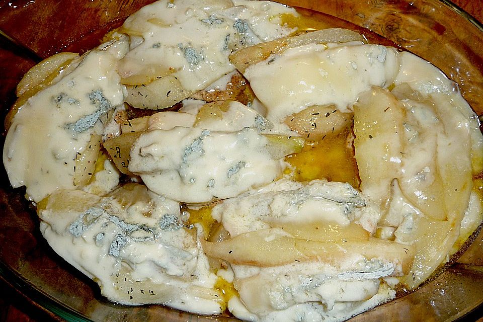 Schweinerückensteaks mit karamellisierter Birne und geschmolzenem Gorgonzola