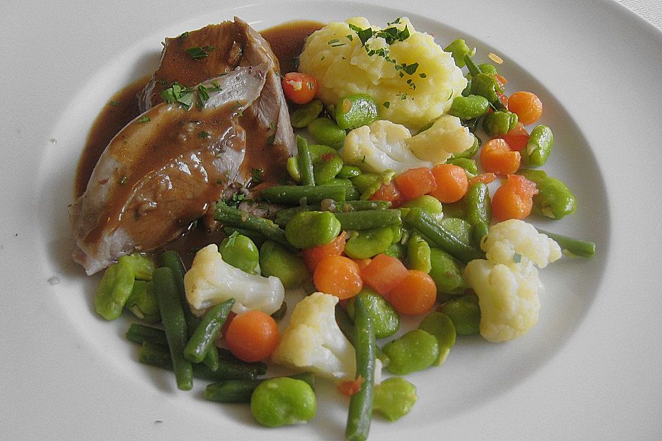 Zickleinkeule in einer Speck - Salzteighülle gebacken