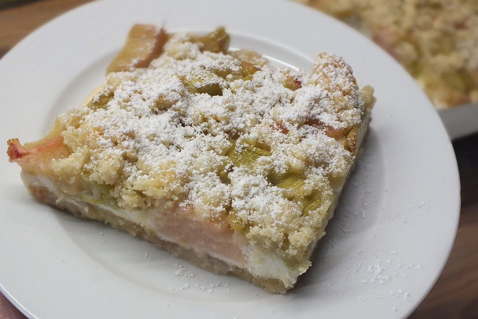 Rhabarberkuchen mit Quarkcreme und Streuseln