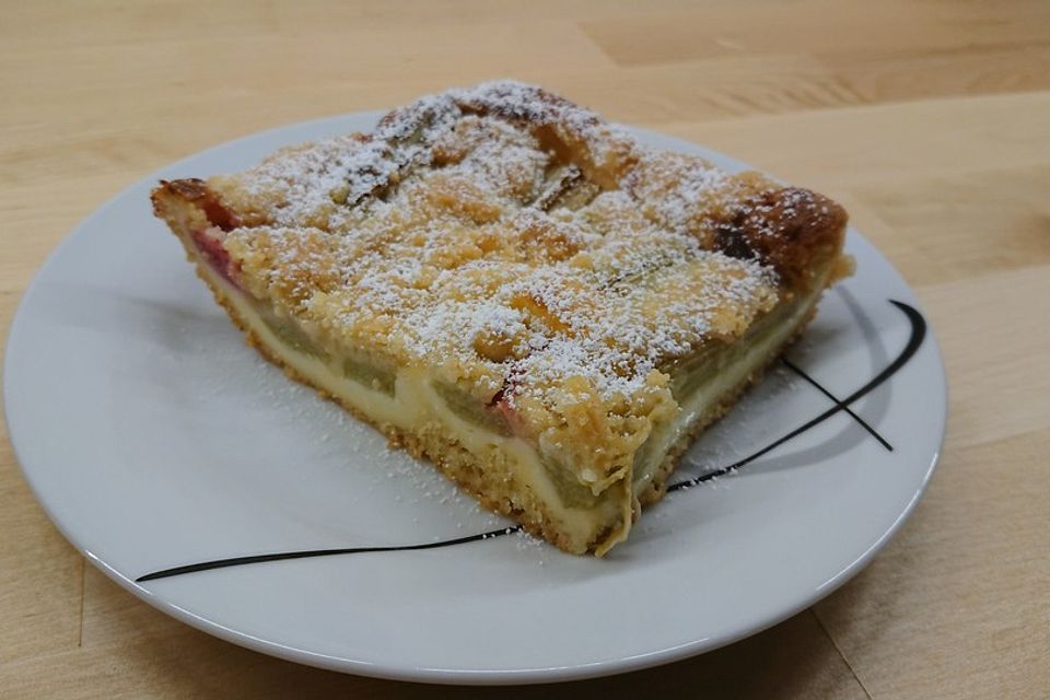 Rhabarberkuchen mit Quarkcreme und Streuseln