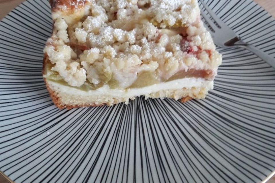 Rhabarberkuchen mit Quarkcreme und Streuseln