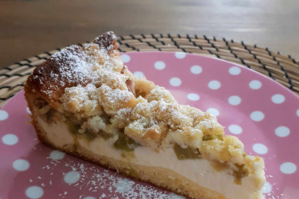 Rhabarberkuchen mit Quarkcreme und Streuseln