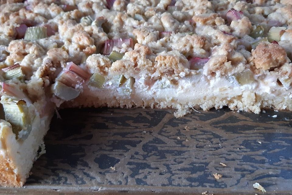 Rhabarberkuchen mit Quarkcreme und Streuseln