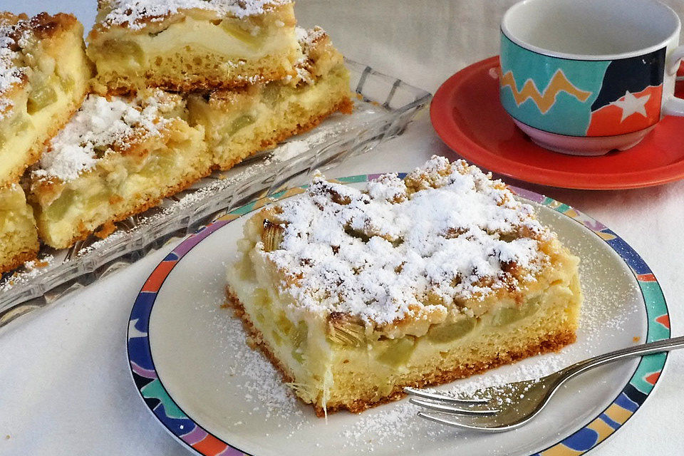 Rhabarberkuchen mit Quarkcreme und Streuseln