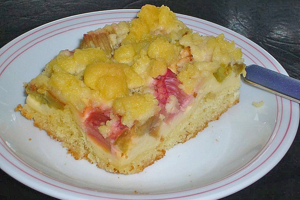 Rhabarberkuchen mit Quarkcreme und Streuseln