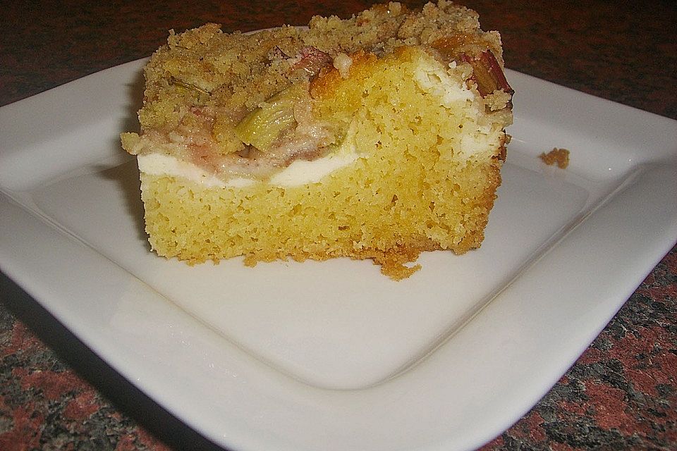 Rhabarberkuchen mit Quarkcreme und Streuseln