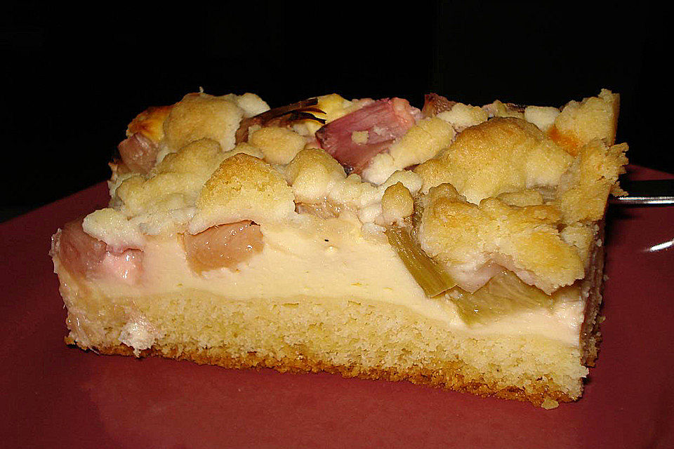 Rhabarberkuchen mit Quarkcreme und Streuseln